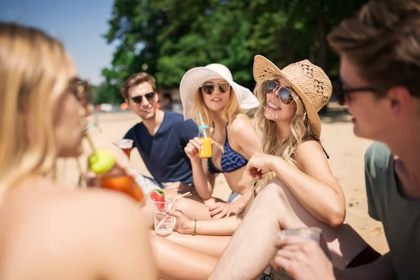 Conversa amigável de verão — Fotografia de Stock