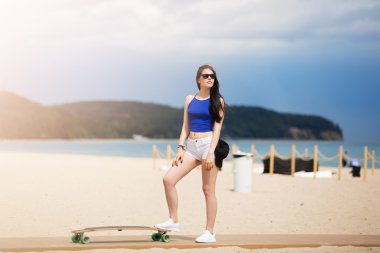 Tek ayak üstünde longboard ayakta