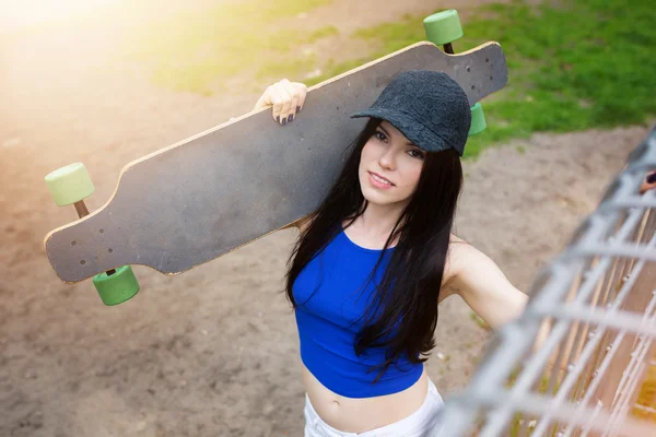 Longboard girl in sunbeams — Stock Photo, Image