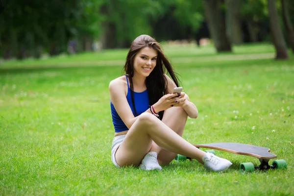 Gelukkig meisje ontspannen in het park — Stockfoto