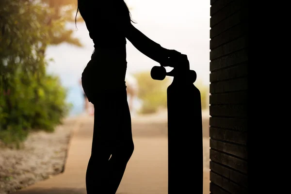 Girl's figure with longboard — Stock Photo, Image