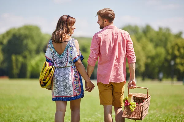 Romantische wandeling in het park — Stockfoto