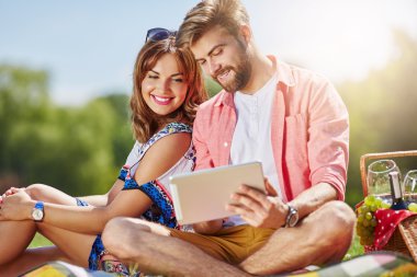 genç bir çift tablet kullanma