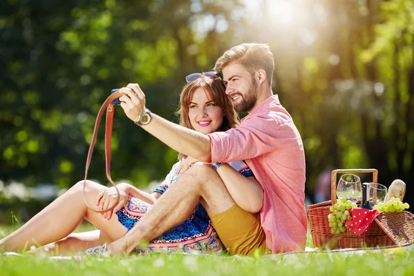 Romantisches Selfie auf einer Picknickdecke — Stockfoto