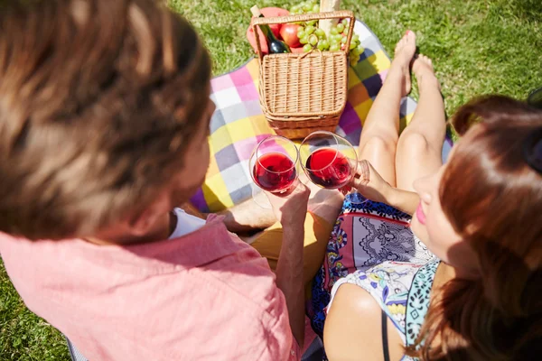 Casal beber vinho enquanto piquenique — Fotografia de Stock