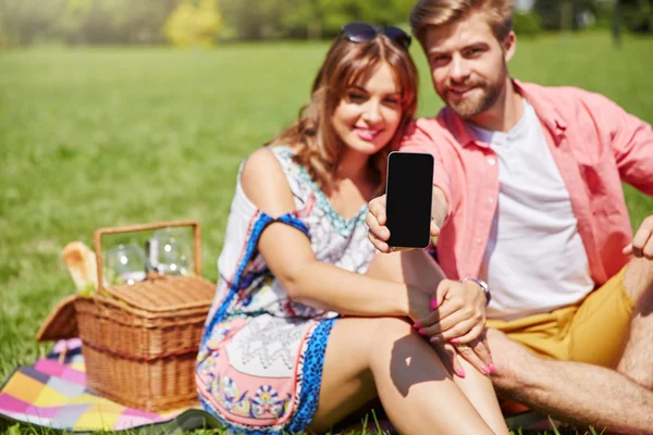 Nejlepší smartphone pro venkovní relaxaci — Stock fotografie