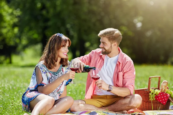 Casal jovem comemorando seu aniversário — Fotografia de Stock