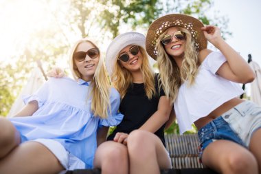 üç güzel kadınlar