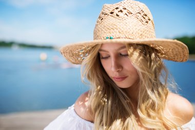 oldukça üzgün kız