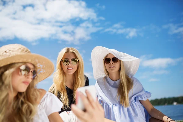 Meninas de férias — Fotografia de Stock