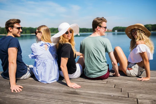 Amigos en el muelle — Foto de Stock