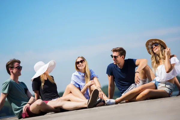 Sotto il cielo blu — Foto Stock