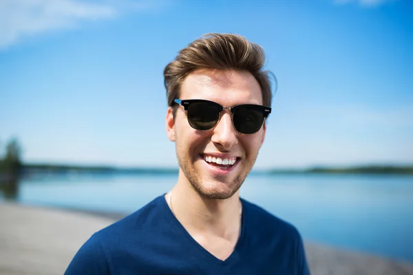 Hombre feliz en el lago — Foto de Stock