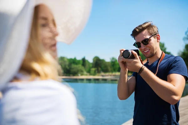 Man taking a photo of his female friend — Stock Photo, Image