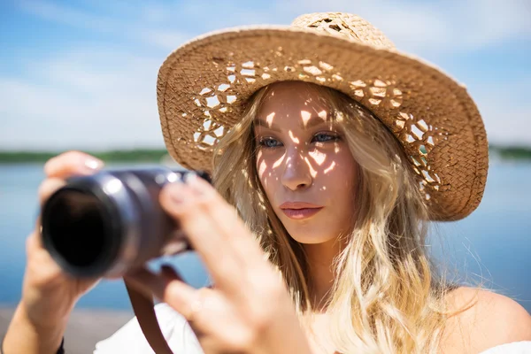 Menina focada em tirar uma foto — Fotografia de Stock