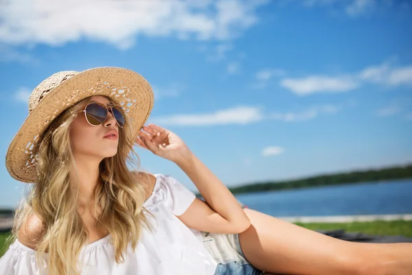 Menina bonita banhos de sol ao ar livre — Fotografia de Stock