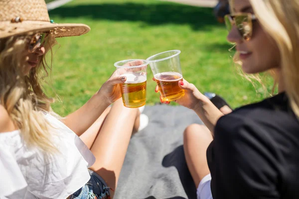 Amigos comemorando com cerveja — Fotografia de Stock