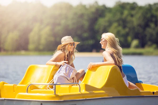 Friendly conversation on water — Stock Photo, Image