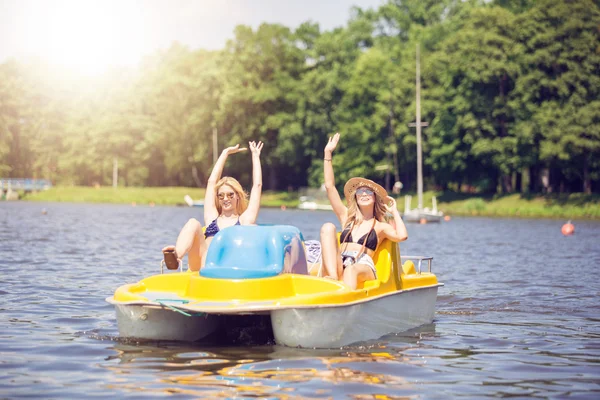 En iyi arkadaşı ile eğleniyor