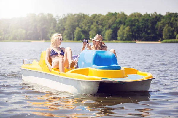 Take me a photo on this paddle boat — Stock Photo, Image