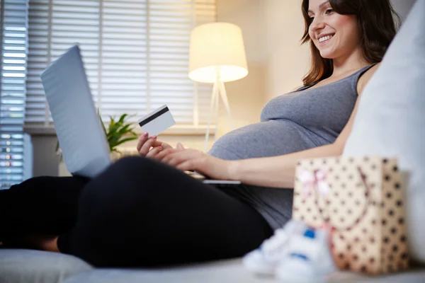 Kobieta w ciąży zakupy online — Zdjęcie stockowe