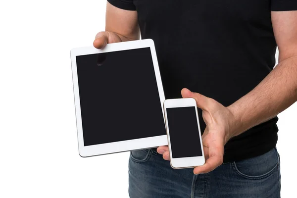 Homme montrant tablette numérique vs téléphone intelligent — Photo