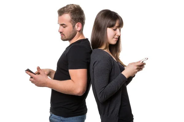 Casal com telefones de volta para trás — Fotografia de Stock