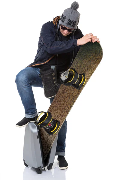 Hombre tratando de poner snowboard en la maleta — Foto de Stock