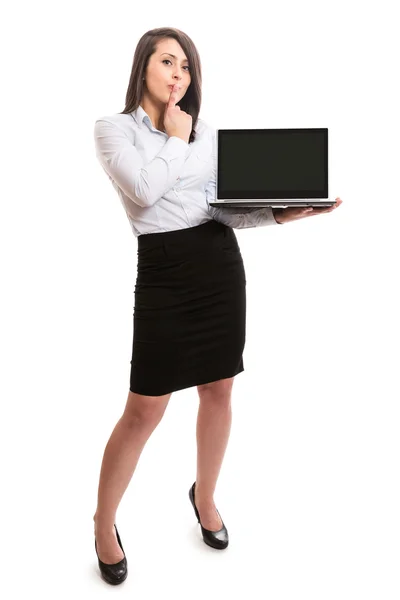 Mulher atraente segurando notebook — Fotografia de Stock