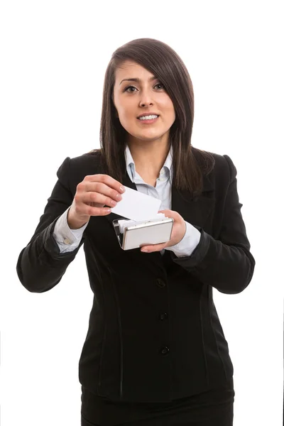 Attraktiva affärskvinna att sätta visitkort — Stockfoto