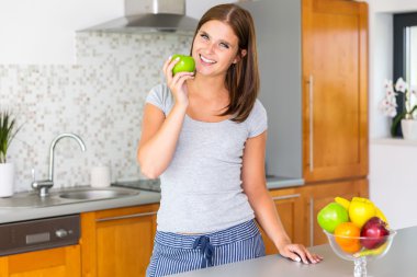 Yeşil elma ile neşeli uygun kadın