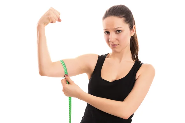 Femme déçue mesurant le biceps — Photo