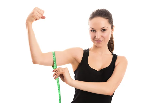 Femme satisfaite mesurant le biceps — Photo