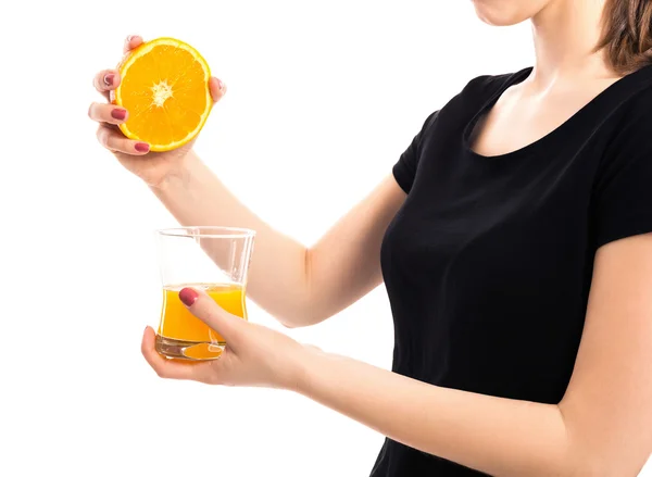 Unrecognizable woman squeezing orange — Stock Photo, Image