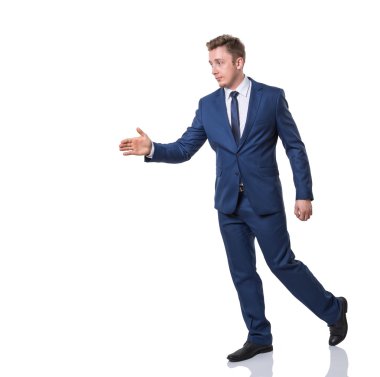 bir el sıkışma veren işadamı