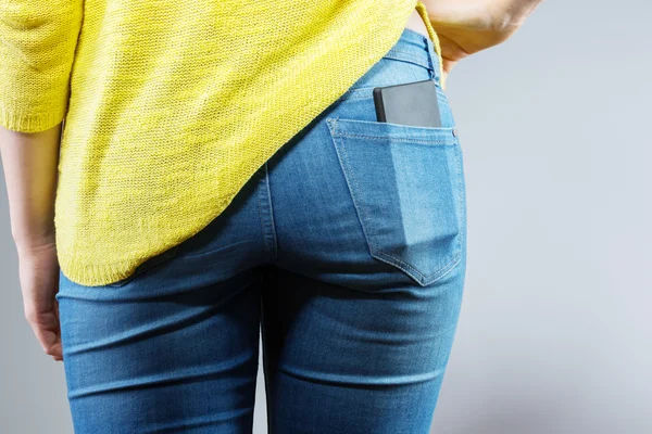 Mobiltelefon i jeans ficka — Stockfoto