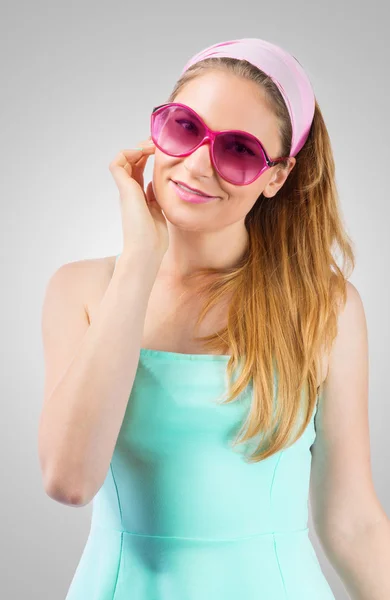 Gül renkli güneş gözlüğü takıyor sevimli kadın portresi — Stok fotoğraf