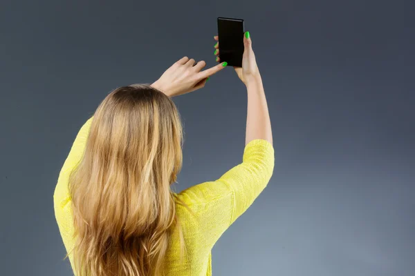 Mujer irreconocible tomando selfie — Foto de Stock