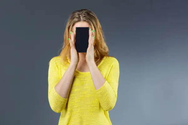 Onherkenbaar vrouw weergegeven: slimme telefoon met leeg scherm — Stockfoto