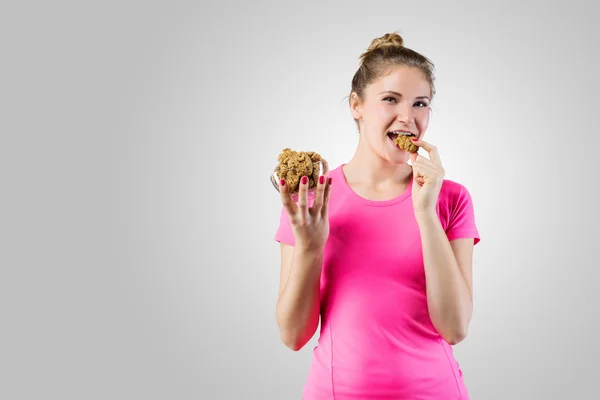 Donna allegra mangiare biscotti integrali sani — Foto Stock