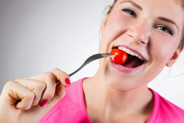 Donna allegra mangiare pomodoro ciliegia — Foto Stock