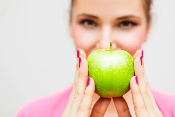 Закрыть женщину зеленым яблоком — стоковое фото