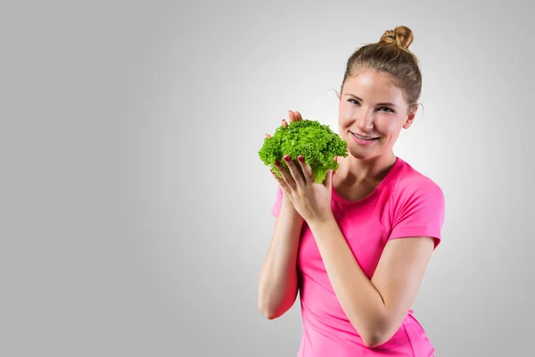 Giovane donna sana mostrando lattuga verde — Foto Stock