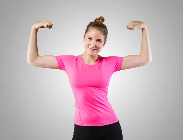 Mujer musculosa mostrando sus bíceps —  Fotos de Stock