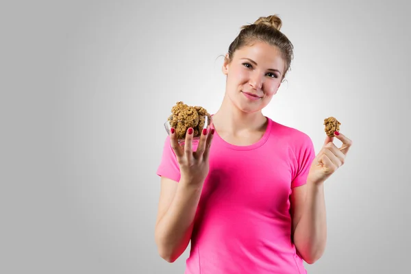 微笑的女士吃健康燕麦饼干 — 图库照片