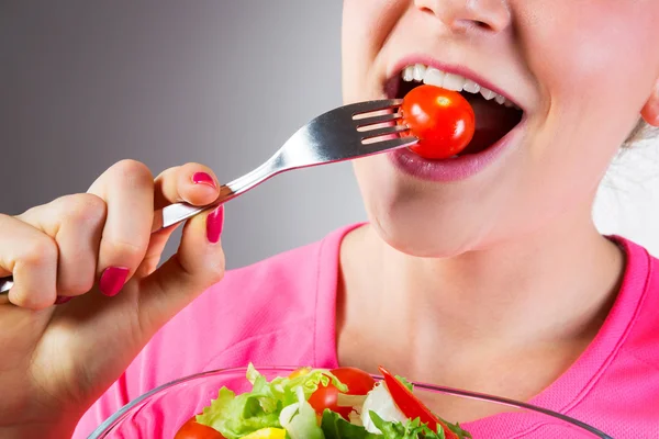 Unrecognizable woman eating salad — Stock Photo, Image