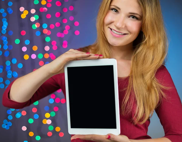 Jovem mulher bonito mostrando tablet digital com tela em branco — Fotografia de Stock