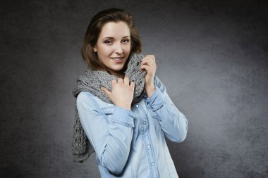 Yumuşak eşarp güzel doğal genç kadınla