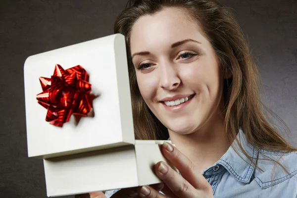 Primer plano de la mujer hermosa con el regalo —  Fotos de Stock