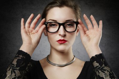 Güzel ayartma femme fatale nerdy gözlük